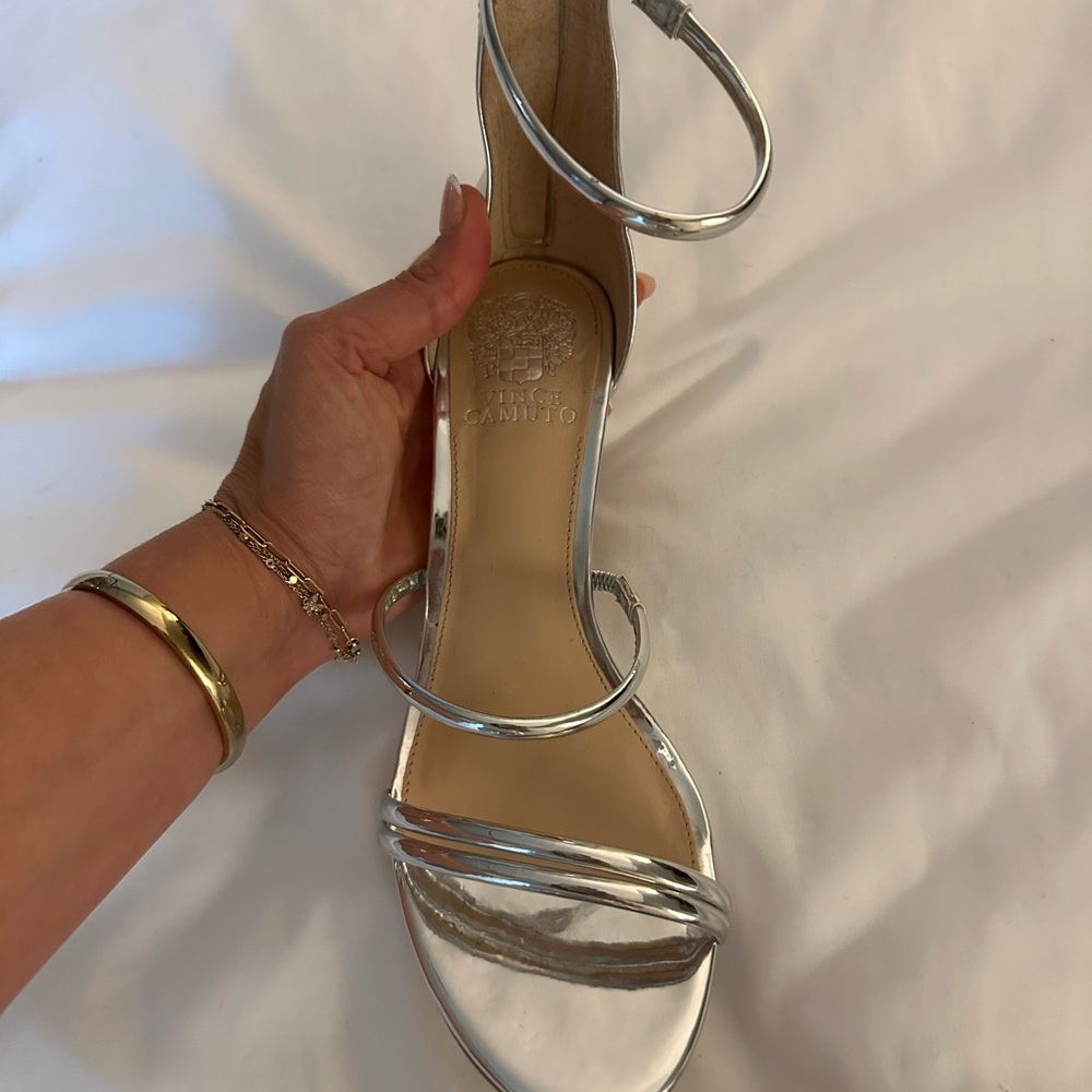 Silver Vince Camuto Heels sz 8.5 womens - Picture 6 of 7